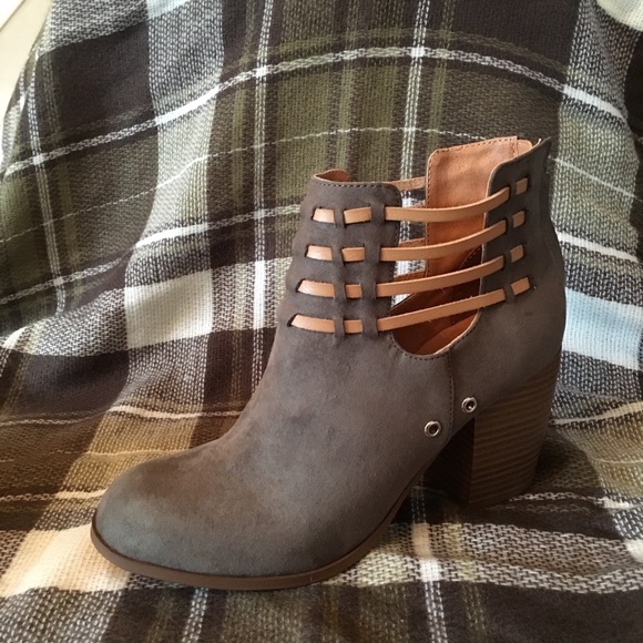 🌼 3/$15 🌼 Plume Grey booties size 6 - Picture 2 of 7